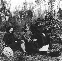 Karel Zlín (v popředí) s matkou, bratrem, otcem a skicákem; 1944